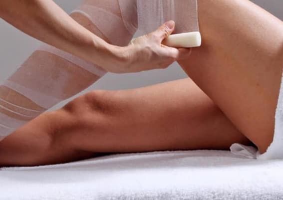 Pressoterapia con bendaggio alle gambe